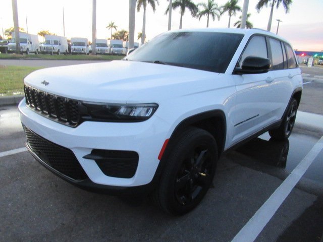 2023 Jeep Grand Cherokee Altitude photo 3