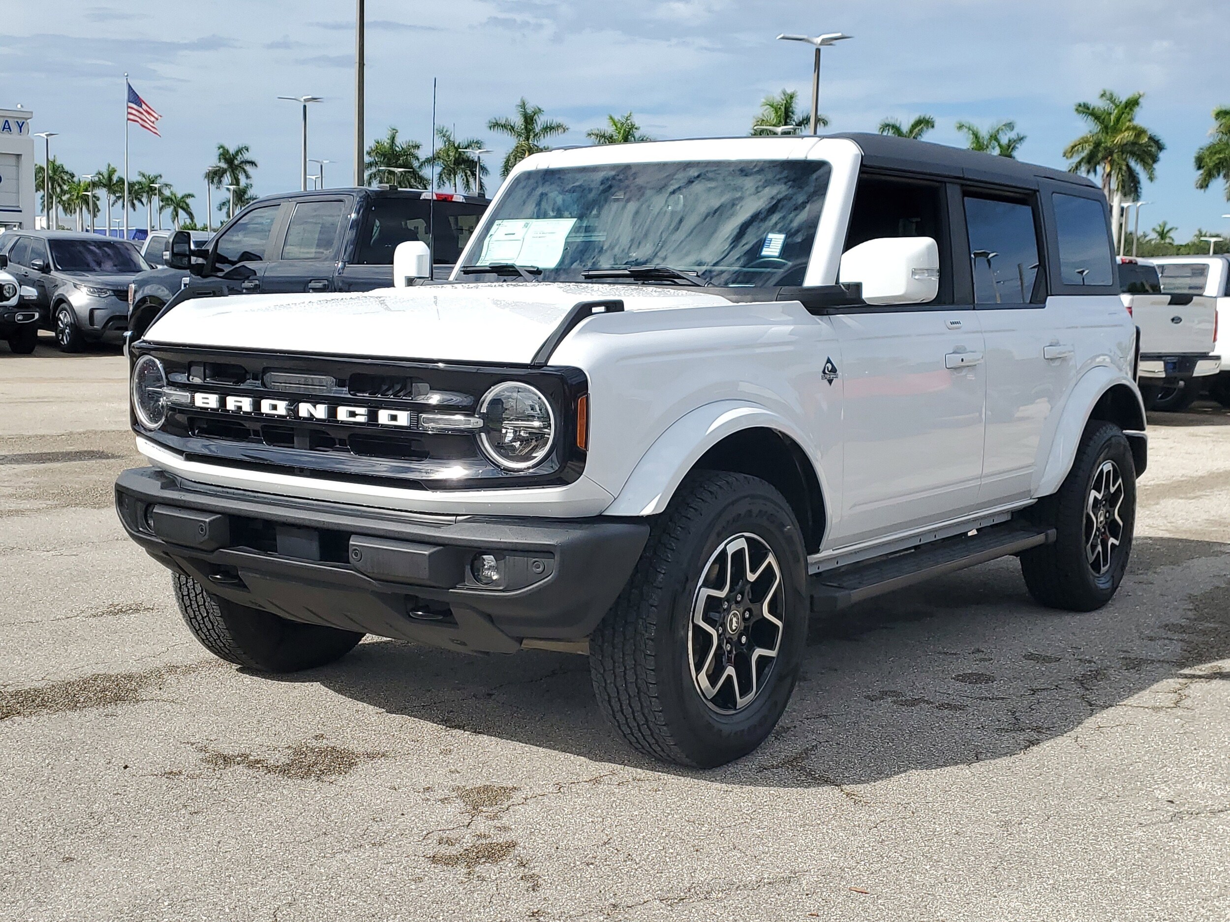 2023 Ford Bronco Outer Banks photo 3