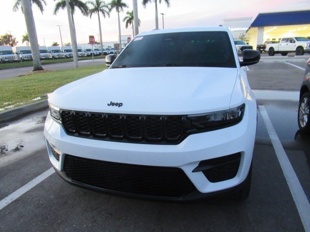 2023 Jeep Grand Cherokee Altitude photo 2