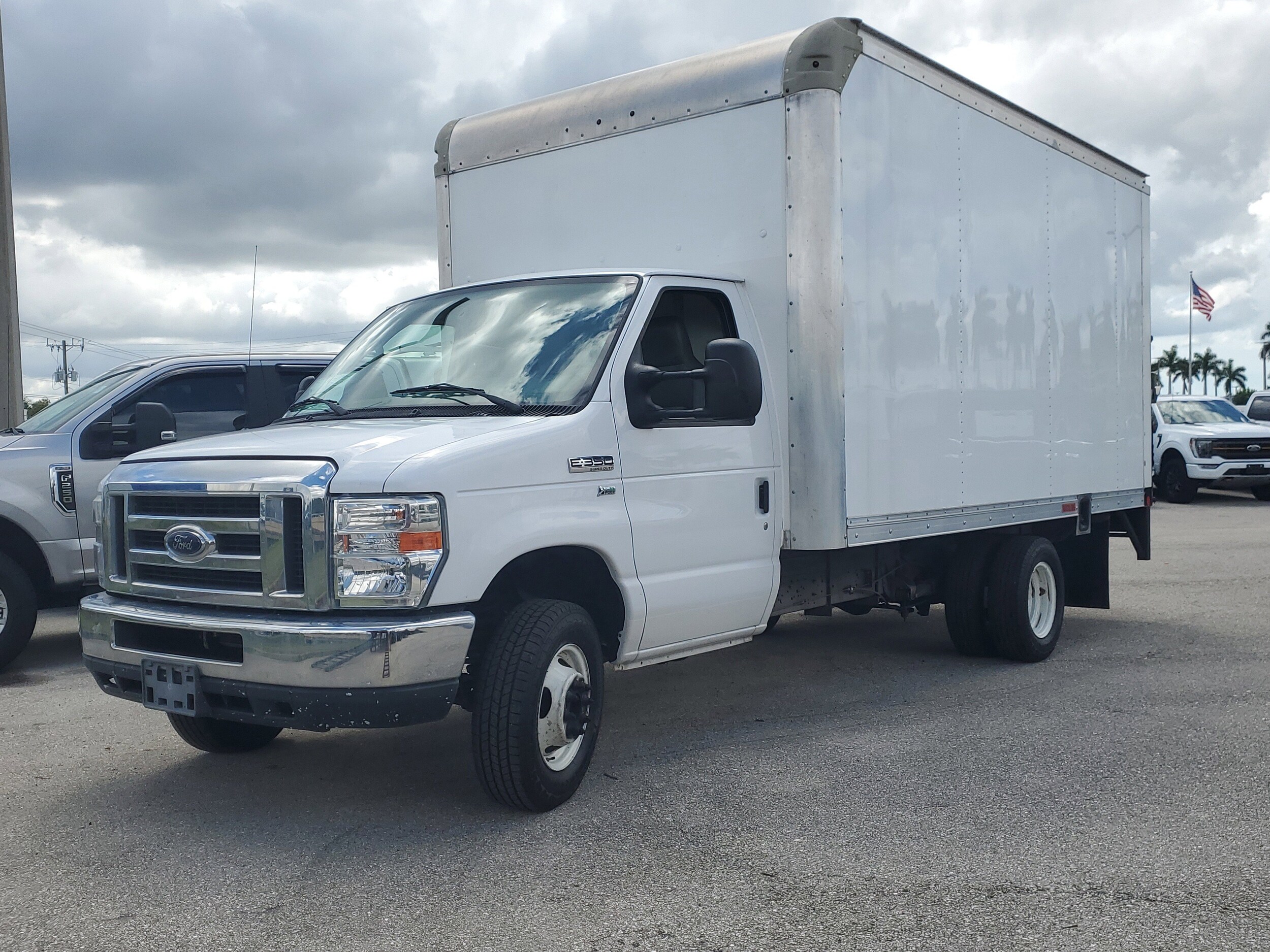 2018 Ford E-350 photo 3