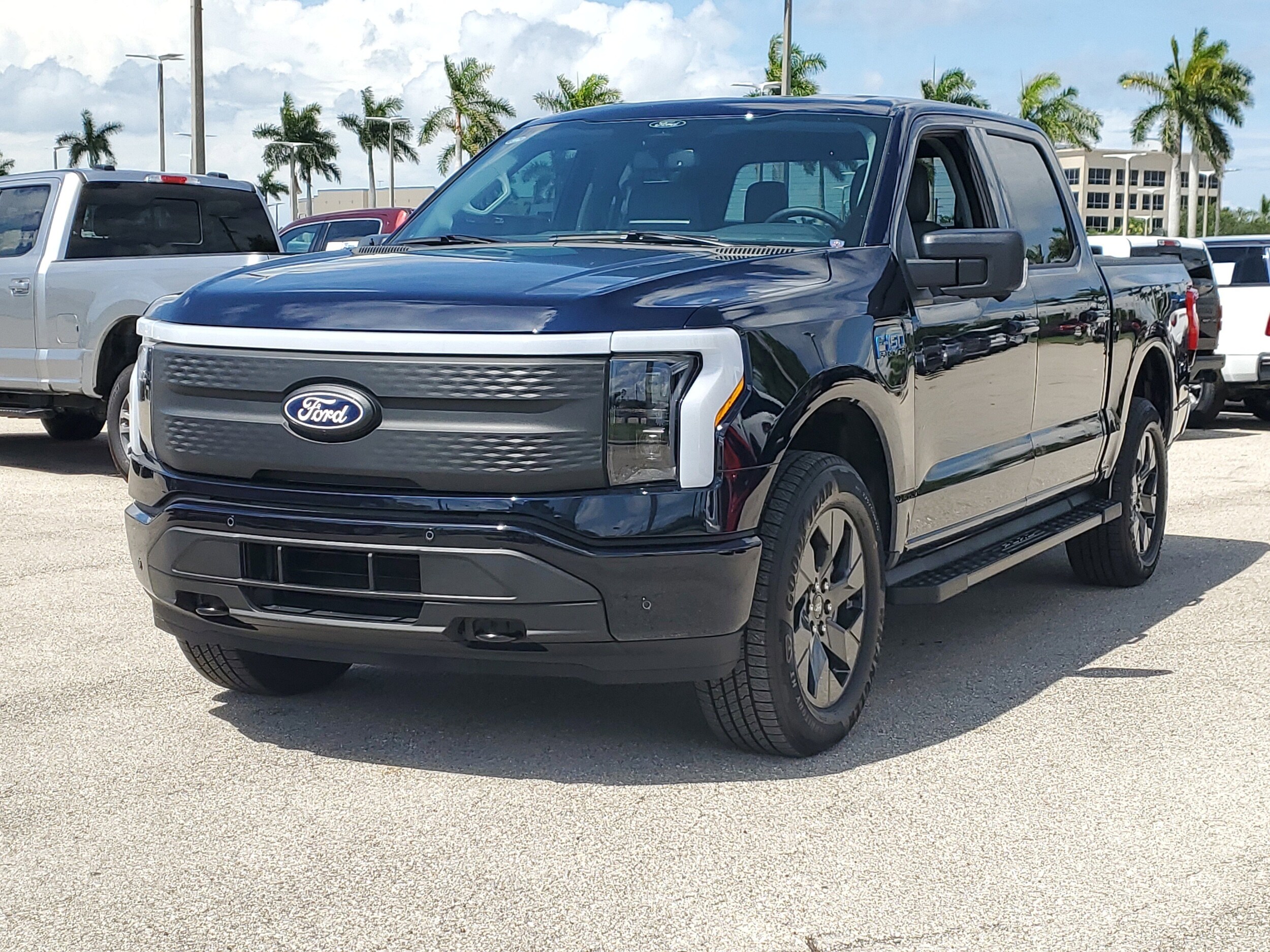 2025 Ford F-150 Lightning photo 3