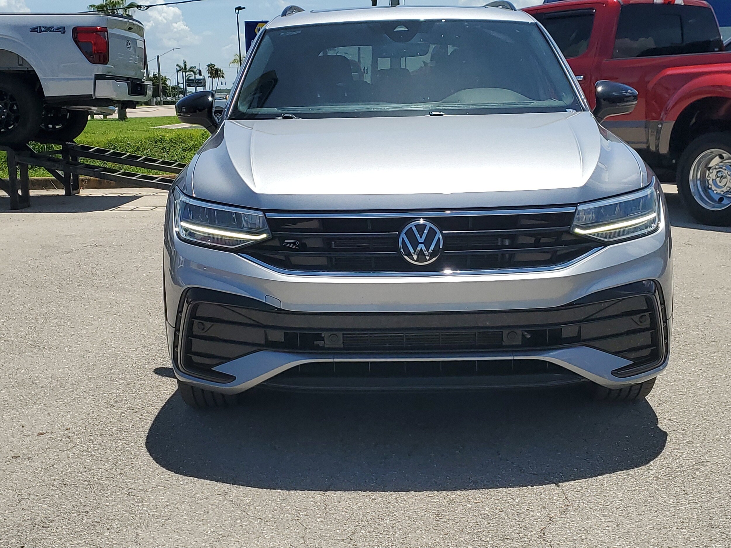 2022 Volkswagen Tiguan SE R-Line Black photo 2