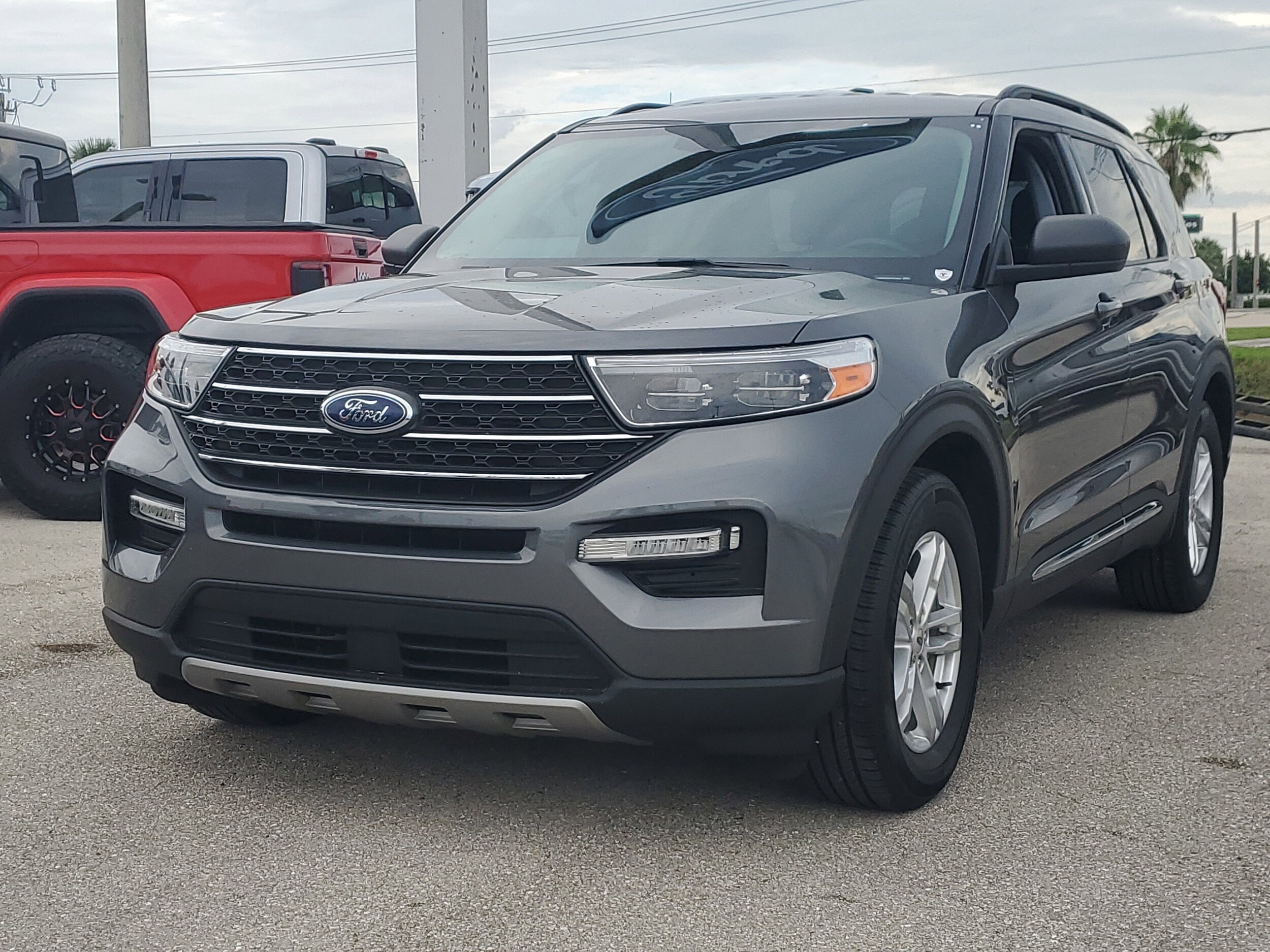 2023 Ford Explorer XLT photo 3