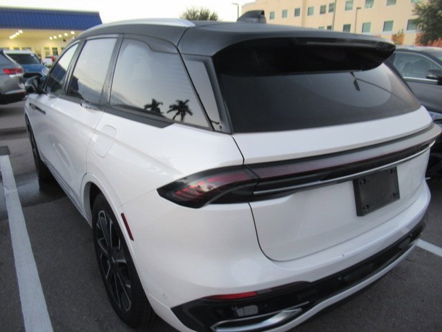 2024 Lincoln Nautilus Reserve photo 3