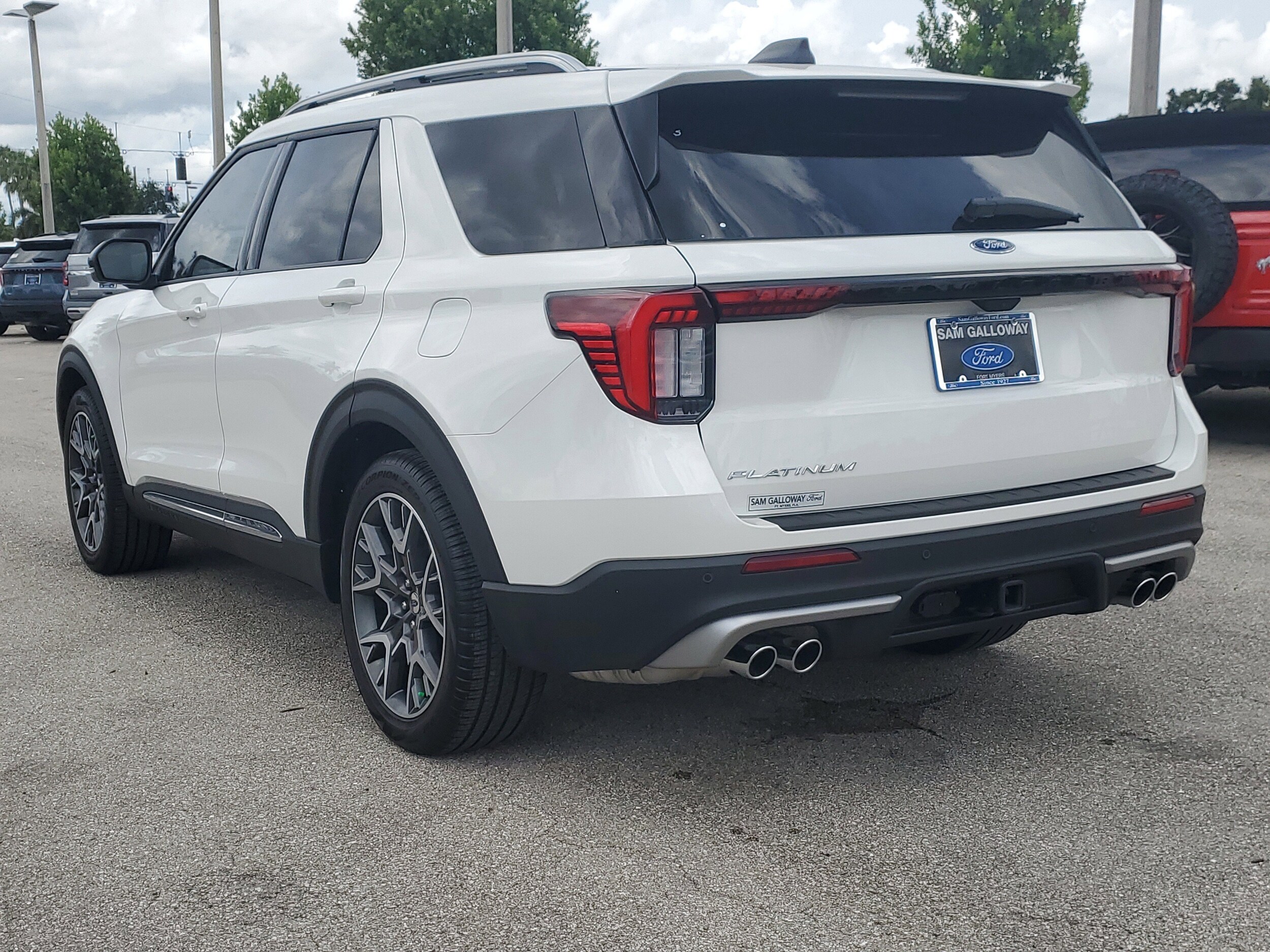 2025 Ford Explorer Platinum photo 3