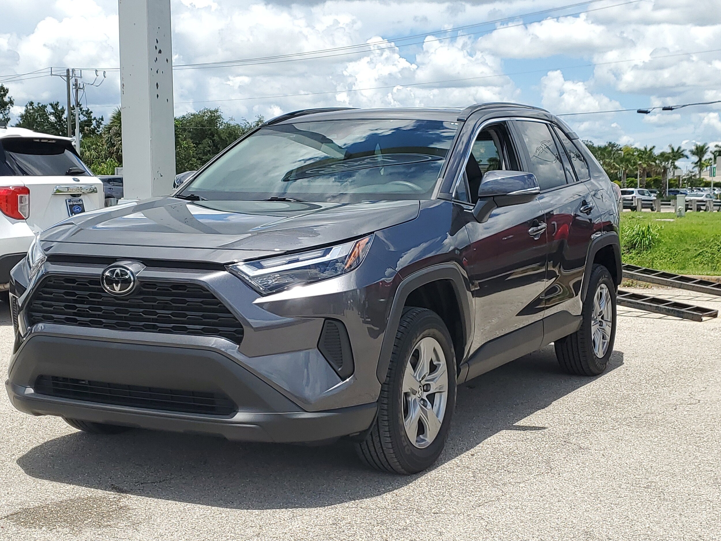 2023 Toyota RAV4 XLE photo 3