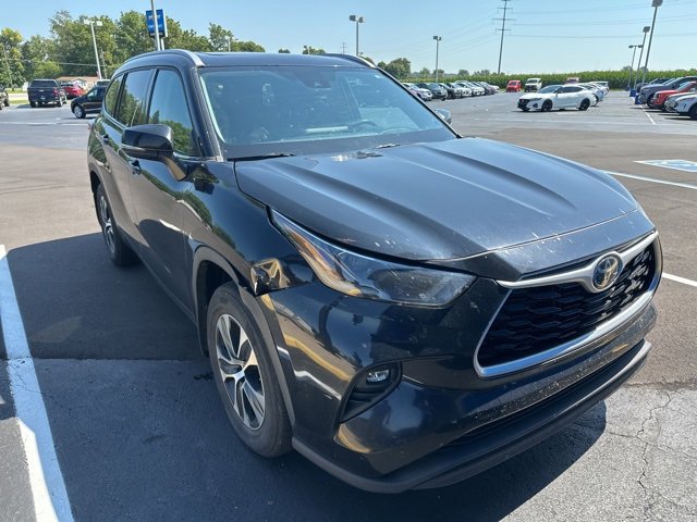 2022 Toyota Highlander XLE photo 2