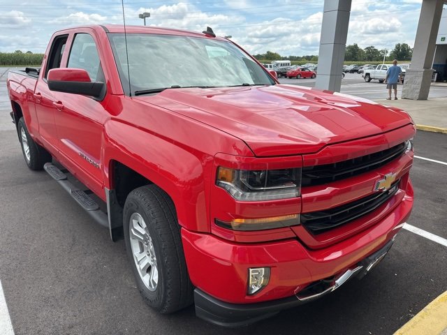 2017 Chevrolet Silverado 1500 LT photo 2
