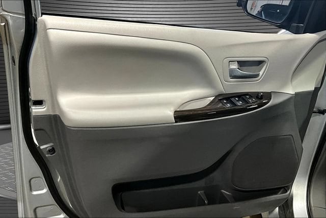 2019 Toyota Sienna XLE - Photo 19