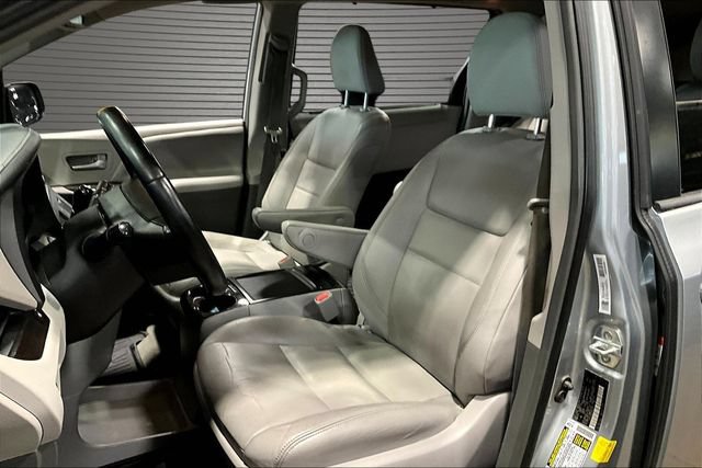 2019 Toyota Sienna XLE - Photo 20