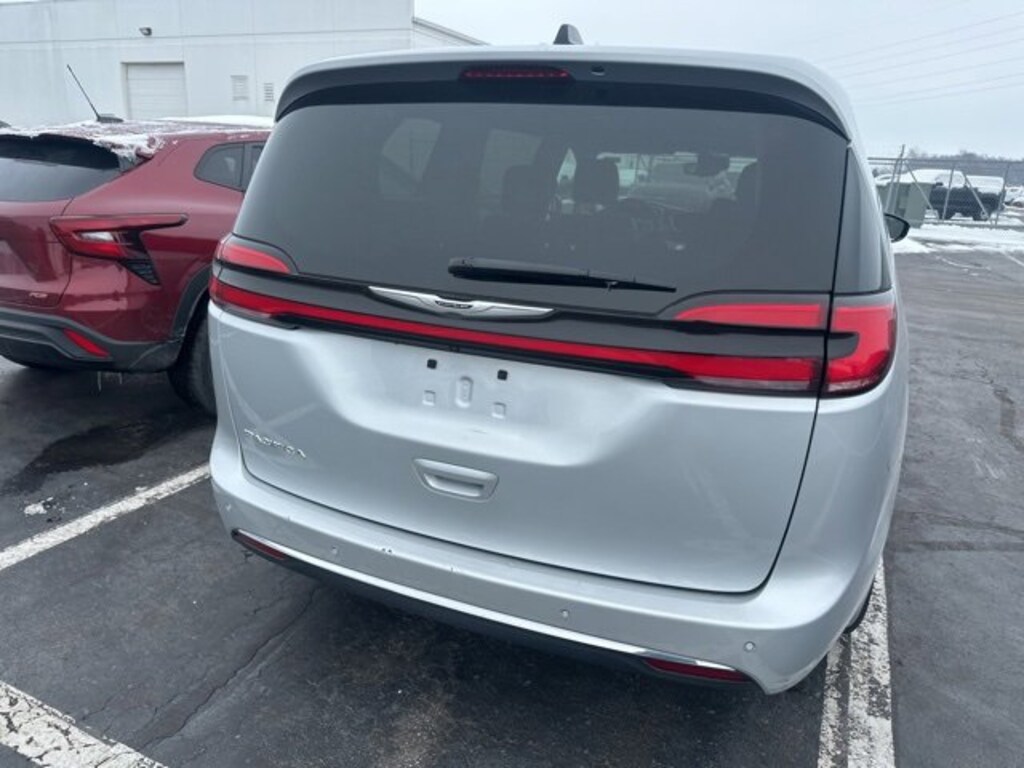 Used 2024 Chrysler Pacifica Touring L