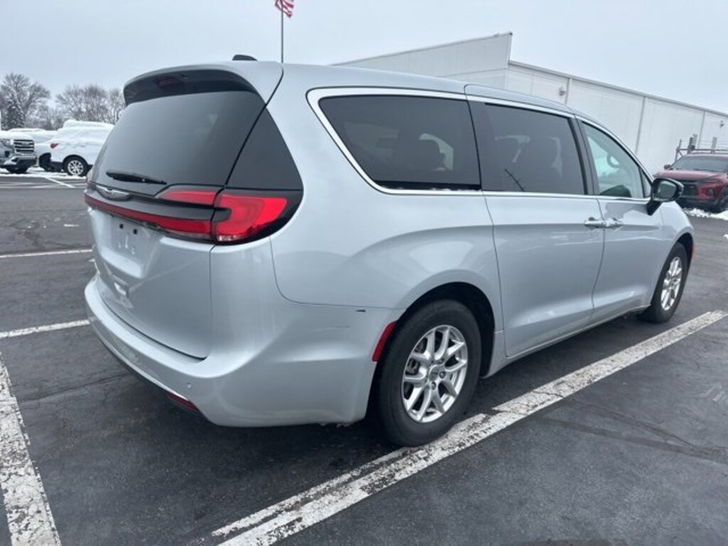Used 2024 Chrysler Pacifica Touring L