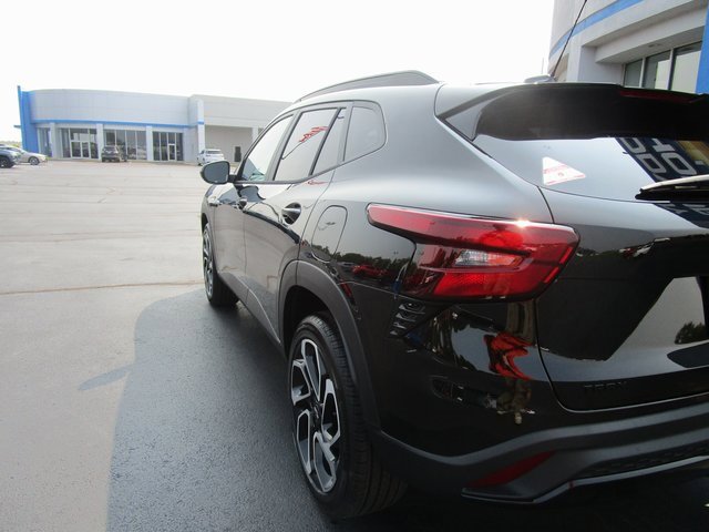 2025 Chevrolet Trax photo 2