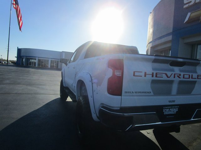 2025 Chevrolet Silverado LT photo 3