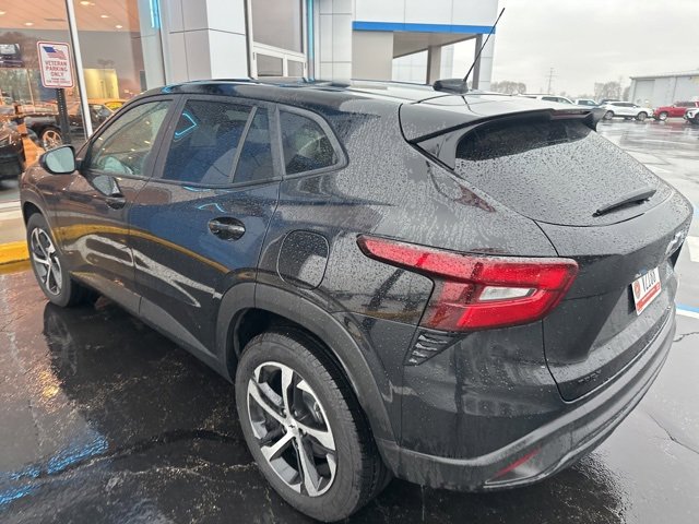 2025 Chevrolet Trax photo 2