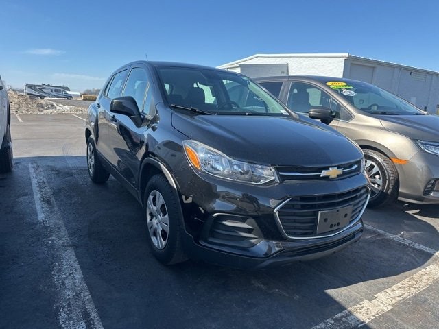 Used 2017 Chevrolet Trax LS with VIN 3GNCJKSB1HL178557 for sale in Daleville, IN
