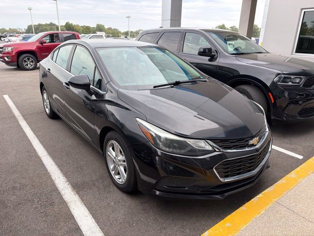 Used 2018 Chevrolet Cruze LT with VIN 1G1BE5SM5J7107635 for sale in Daleville, IN
