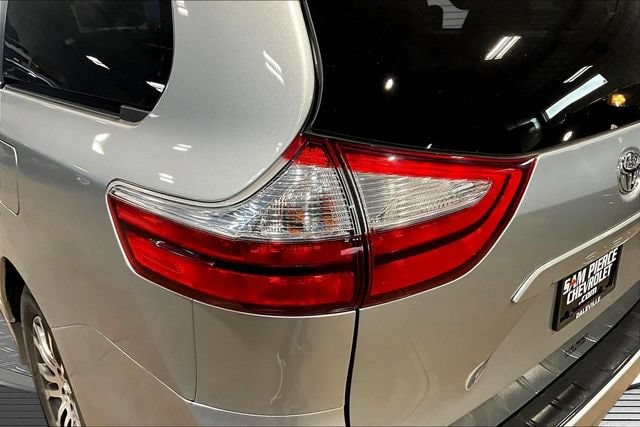 2019 Toyota Sienna XLE - Photo 22