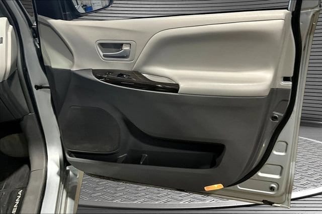 2019 Toyota Sienna XLE - Photo 28