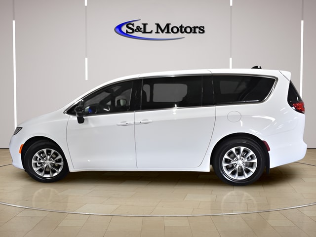 2026 Chrysler Pacifica Limited's photo