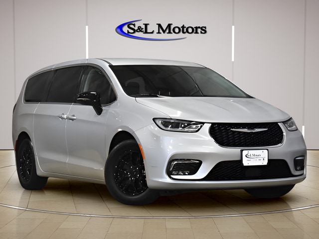 2024 Chrysler Pacifica Touring L's photo