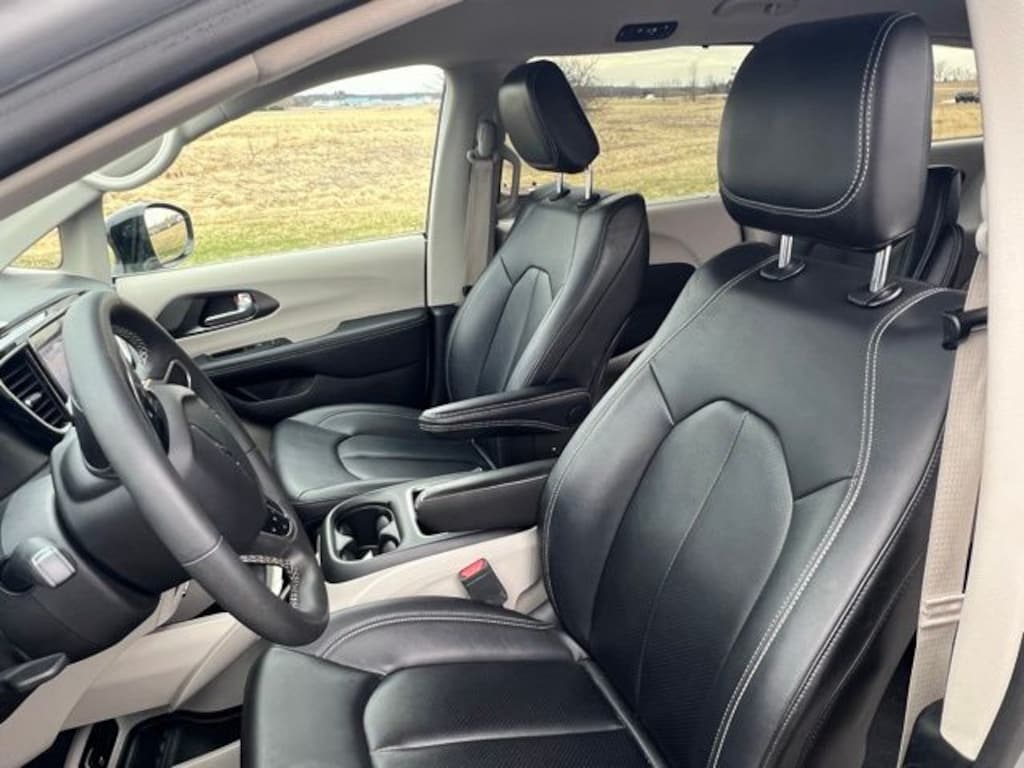 Used 2024 Chrysler Pacifica Touring L Minivan/Van