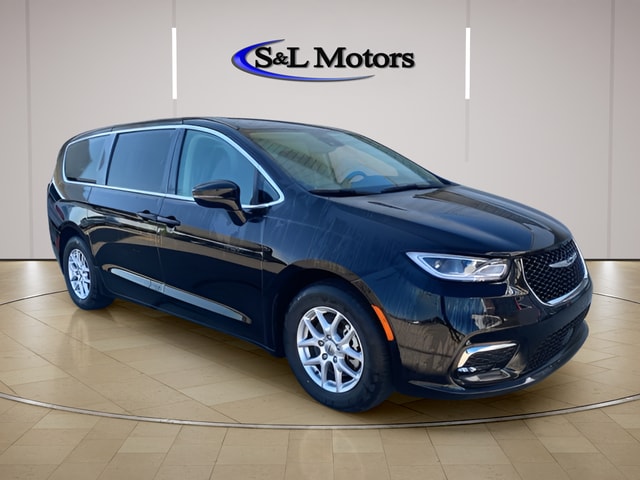 2024 Chrysler Pacifica Touring L's photo