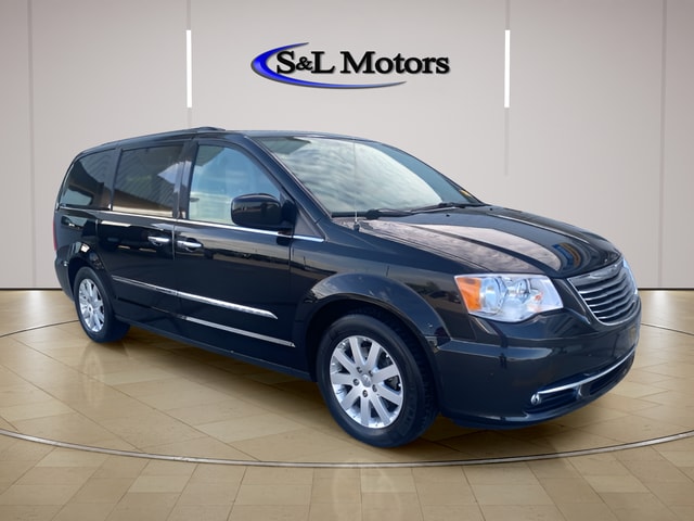 2016 Chrysler Town & Country Touring's photo