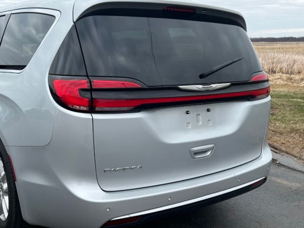 Used 2024 Chrysler Pacifica Touring L Minivan/Van