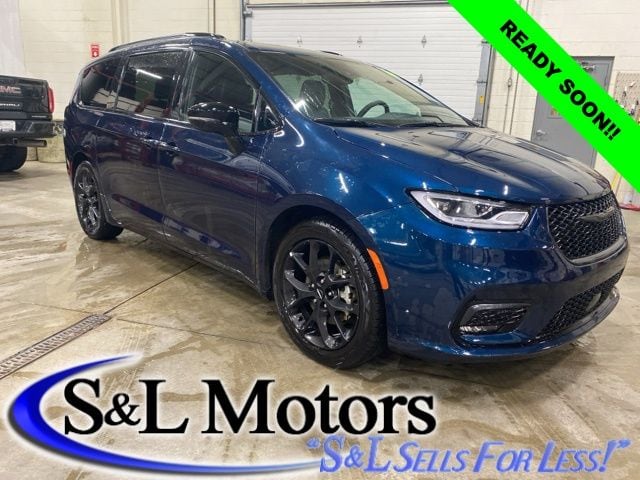 2025 Chrysler Pacifica Limited's photo