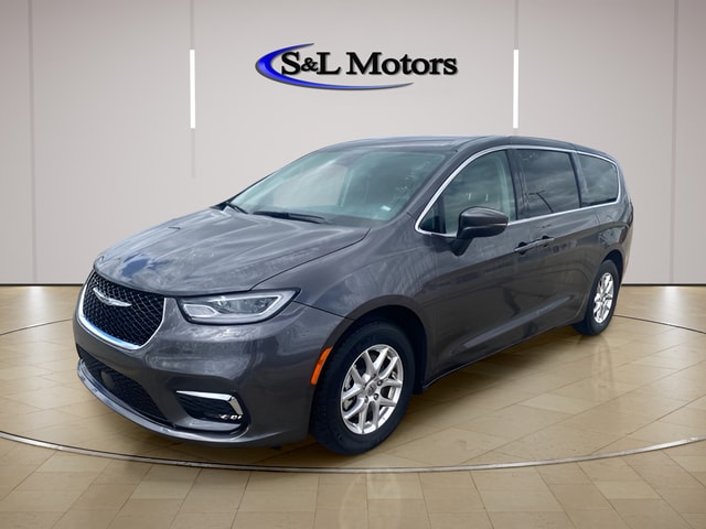 2023 Chrysler Pacifica Touring L's photo