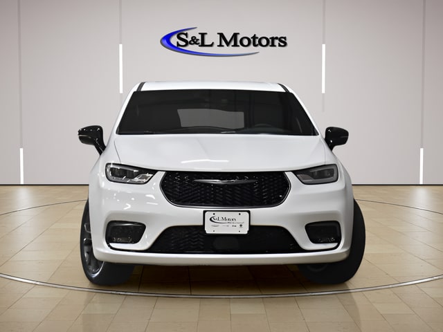 2026 Chrysler Pacifica Select's photo