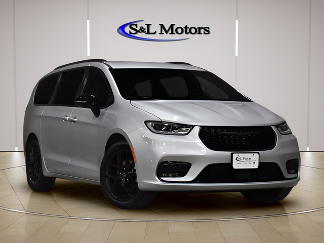 2026 Chrysler Pacifica Select's photo