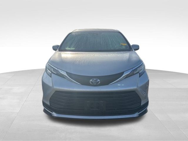 2021 Toyota Sienna LE photo 2