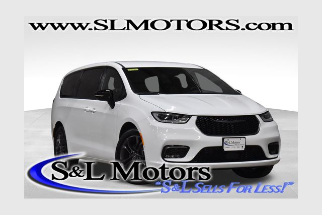 2026 Chrysler Pacifica Select's photo