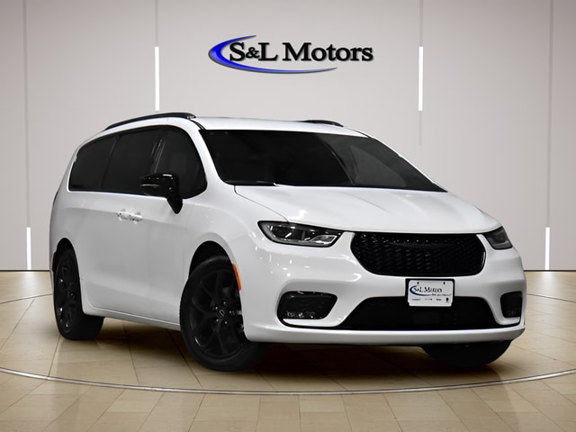 2026 Chrysler Pacifica Select's photo