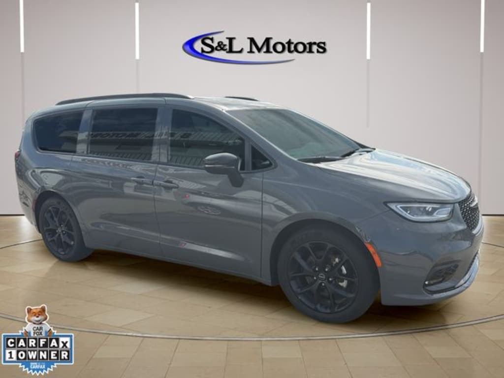 Certified 2025 Chrysler Pacifica Limited Minivan/Van