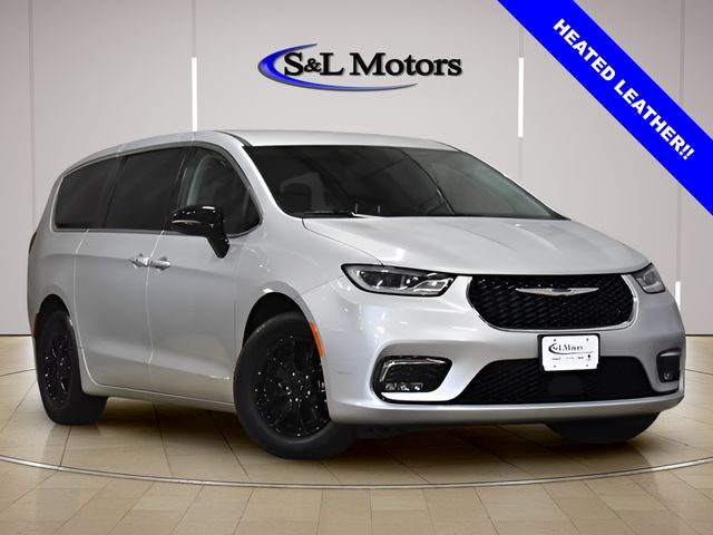 2024 Chrysler Pacifica Touring L's photo