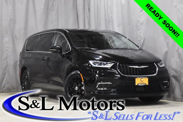 2024 Chrysler Pacifica Touring L's photo