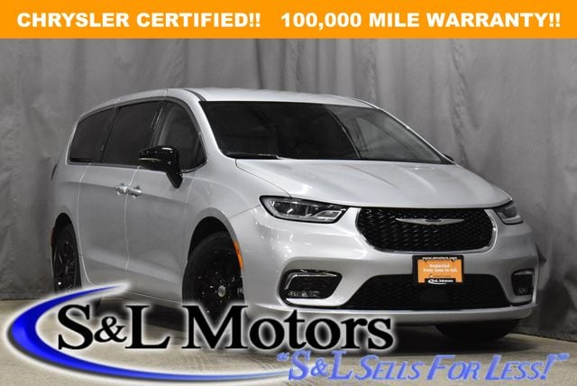 2024 Chrysler Pacifica Touring L's photo