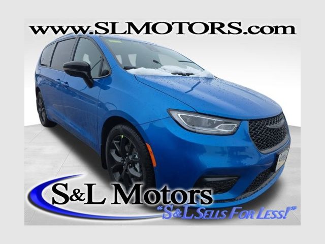 2026 Chrysler Pacifica Select's photo