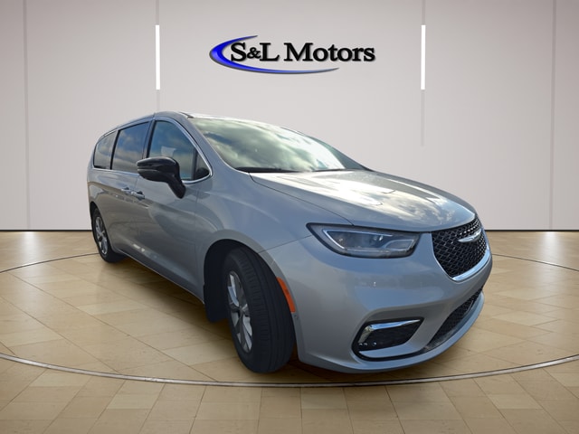 2026 Chrysler Pacifica Limited's photo