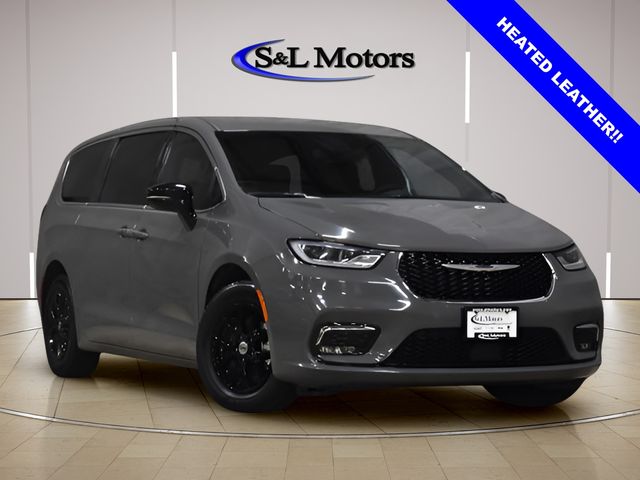 2025 Chrysler Pacifica Select's photo
