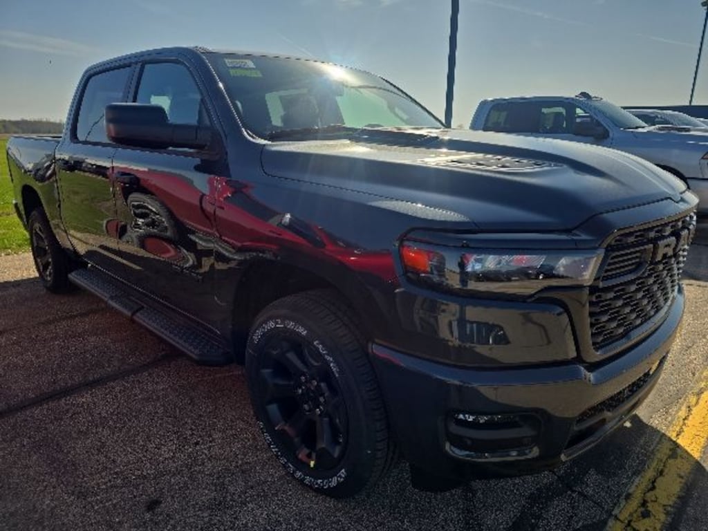 New 2026 Ram 1500 EXPRESS CREW CAB 4X4 5'7 BOX Pickup