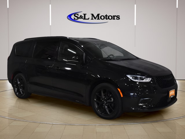 2023 Chrysler Pacifica Touring L's photo