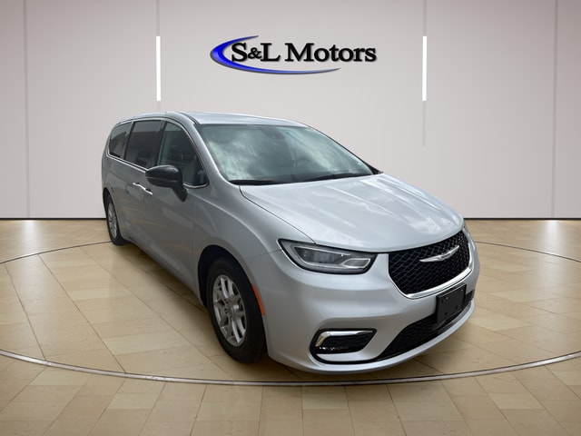 2024 Chrysler Pacifica Touring L's photo