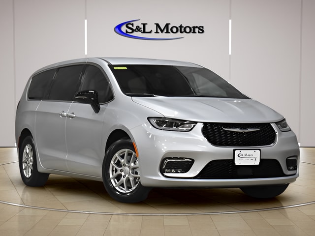 2026 Chrysler Pacifica Select's photo