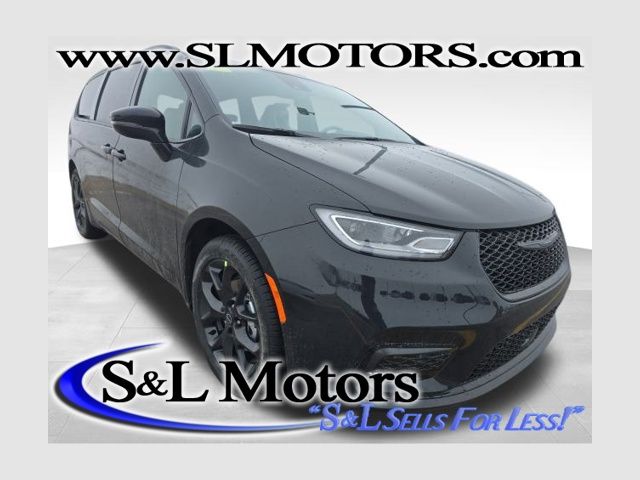 2026 Chrysler Pacifica Select's photo