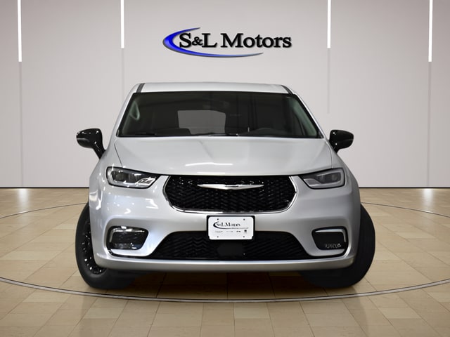 2024 Chrysler Pacifica Touring L's photo