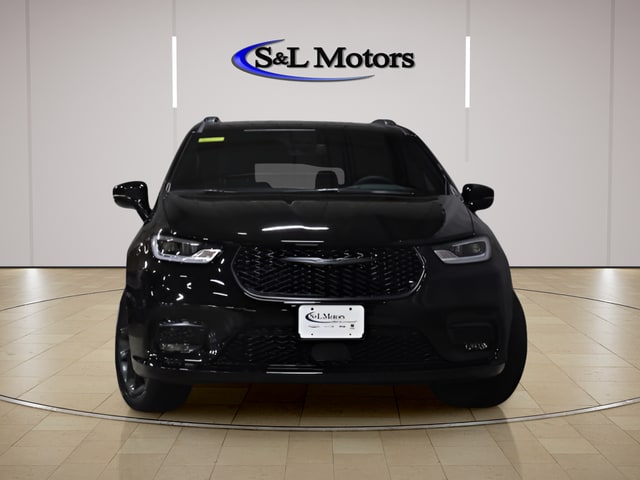 2026 Chrysler Pacifica Select's photo